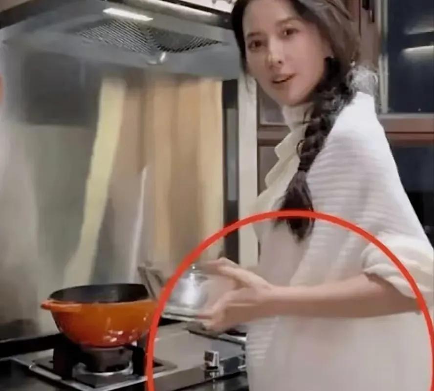难不成是标间双人豪华产房。
汪峰家的香火是真旺啊，
这关系也是够复杂的。
一家子
