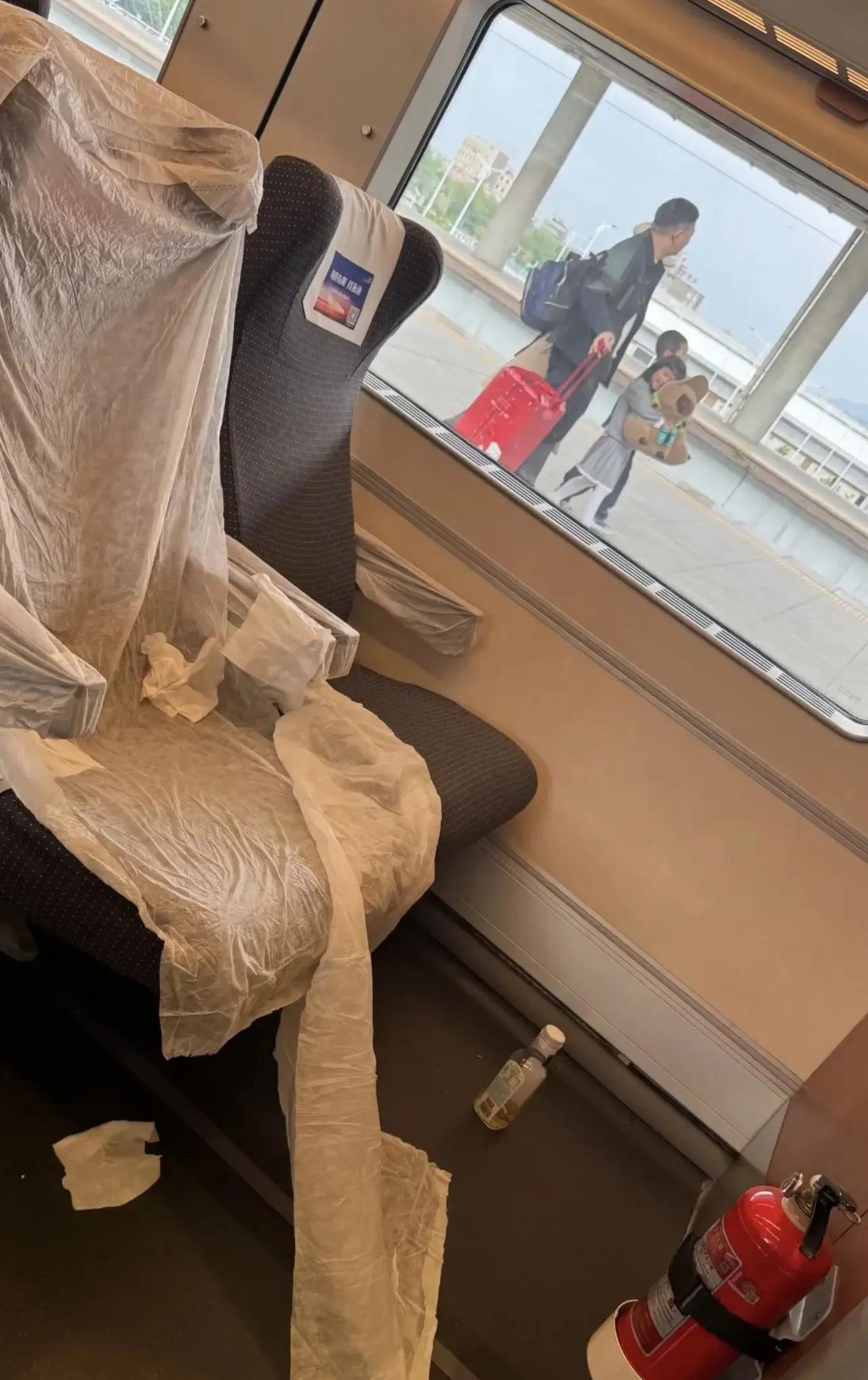高铁上一个女人的座位。没想到吧？你可以想象得到，她的穿衣打扮，看起来应该是很有品