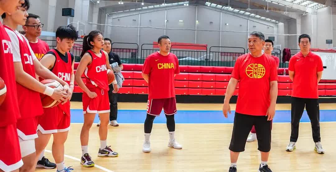 中国女篮训练万次投篮有了新版本，据官方媒体透露，中国女篮在高原的集训仍然开启了万