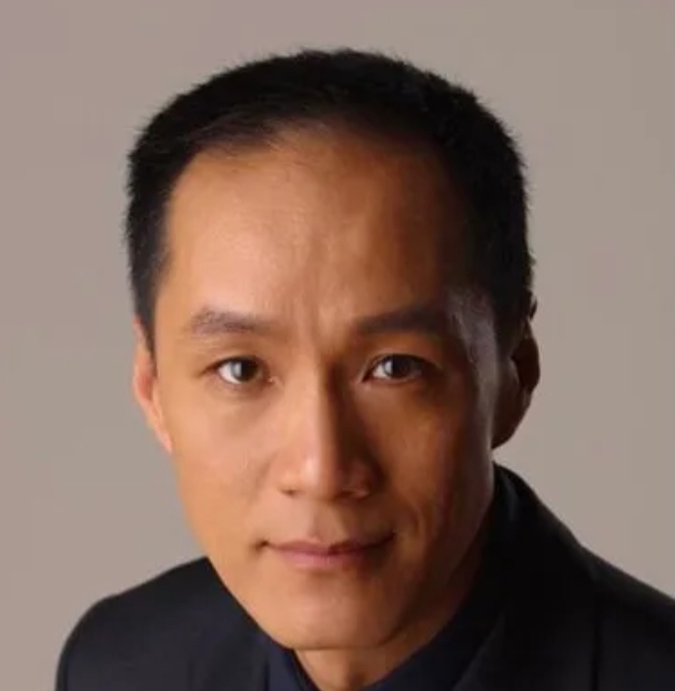 1992年，30岁的冯远征向39岁的梁丹妮求婚，梁丹妮哭着说：“我比你大9岁，还