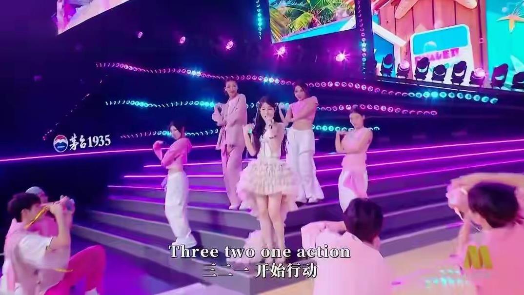 我没猜错，沈佳润果然出口转内销了！
昨天大湾区晚会，小沈阳带着他女儿沈佳润亮相了