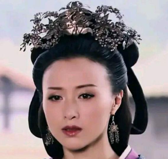 公元前195年，刘邦去世，薄姬跪在他的灵前痛哭。此时吕后走来，对她温柔地说：“你
