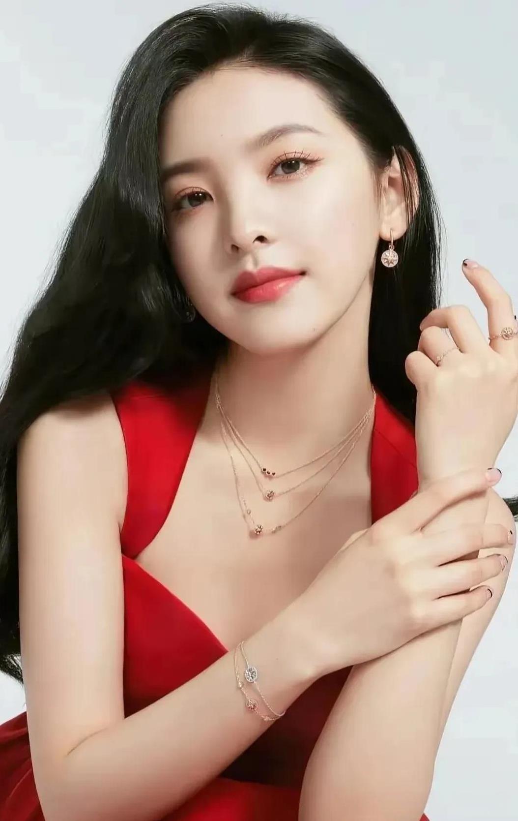 章若楠，她的美让人一眼心动，两眼沦陷！
#美艳动人的容颜#