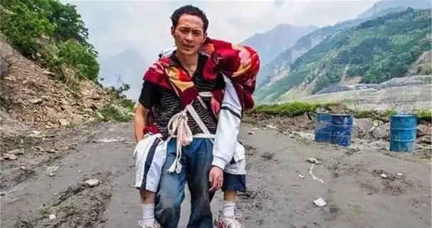 “不用了，他是我儿子，死了。”



2008年，汶川大地颤抖，无数家庭支离破碎