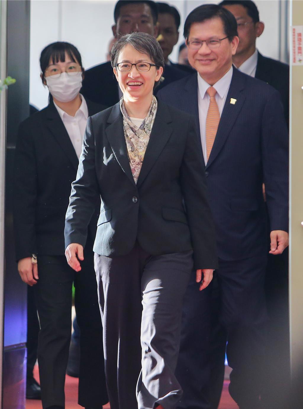 “台独”集团扬言要对大陆进行“外交大反攻”。赖清德、萧美琴、蔡英文、林佳龙倾巢而