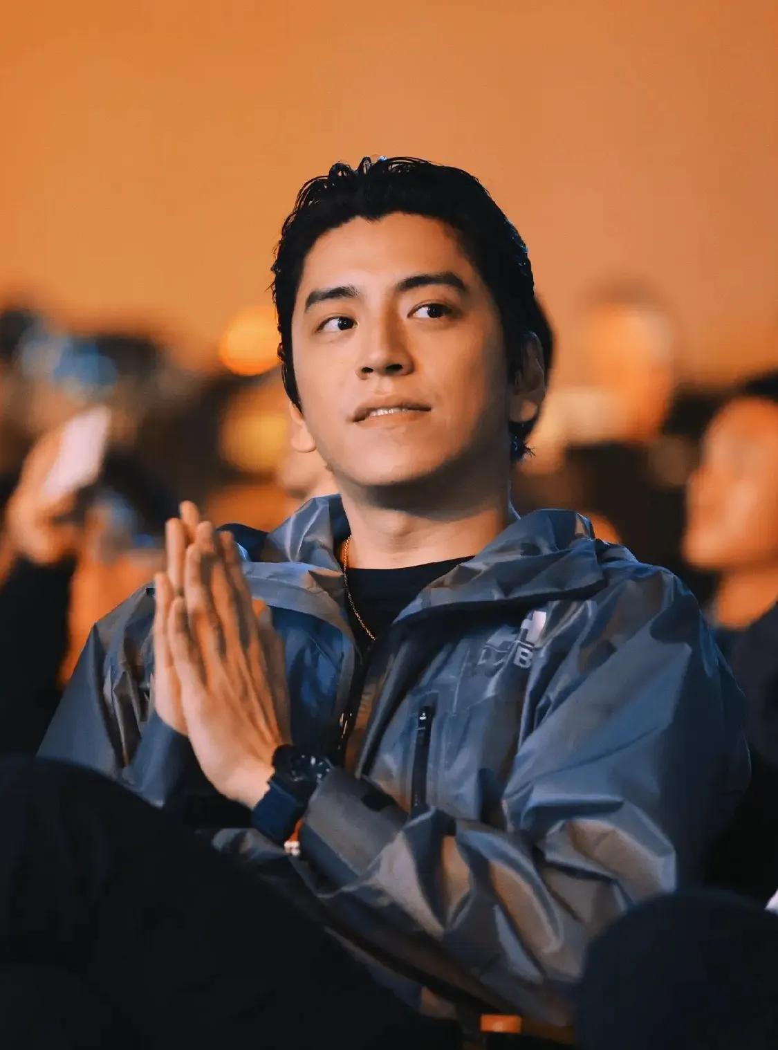 王大陆，这次摊大事了！
媒体报道，王大陆搭乘飞机返回台湾期间，提前预约了接送的专