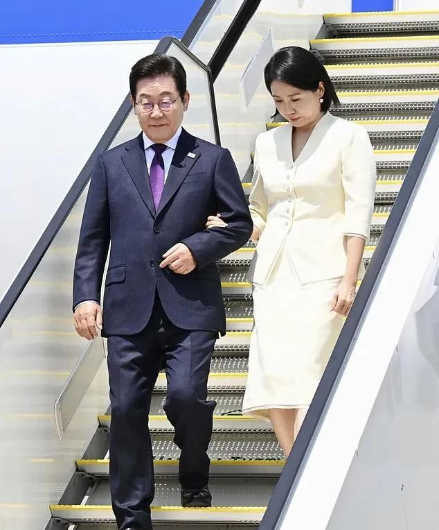 李在明和韩国第一夫人金惠景抵达东京，首次对日本进行国事访问，将与石破茂举行会谈。