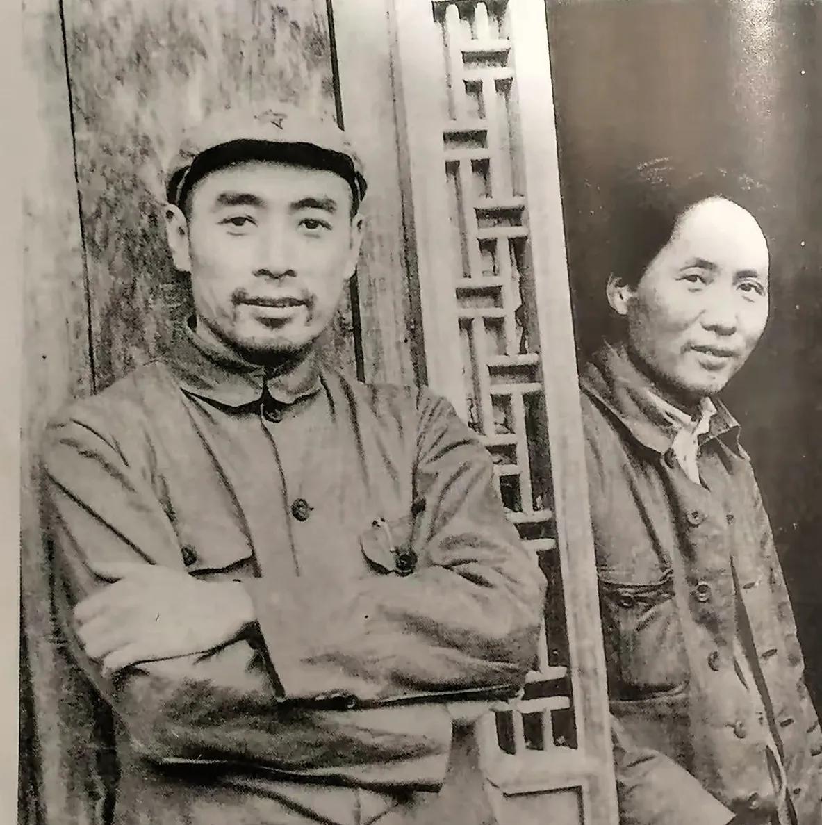 珍藏版老照片。
1937年，在延安的毛泽东和周恩来。这个时期，红军在陕北延安还没