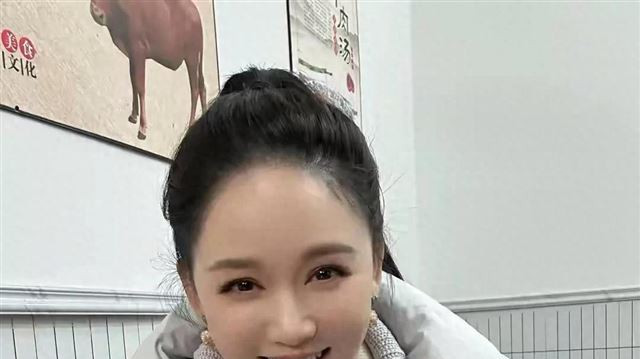 陈乔恩去南阳喝牛肉汤，满满一大碗超满足，穿两件毛衣好怕冷