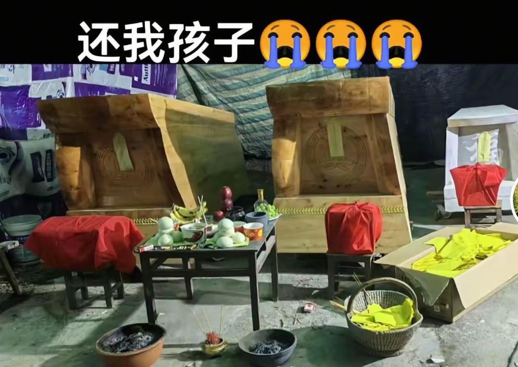 真的太心疼这个信阳阿姨了！她的儿子、准儿媳和小孙女在同一天死亡，三口棺材齐刷刷摆