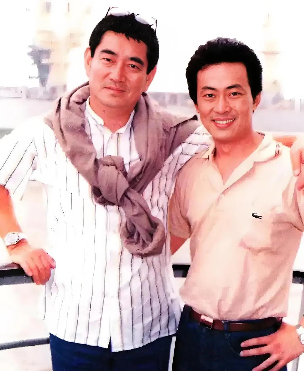 哇！硬汉高仓健曾经也来过中国访问过，那时的他已经是一个四五十岁的中年人了，但看起