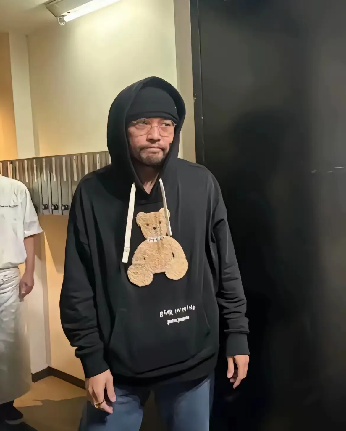 你从哪儿看出这是周杰伦？

