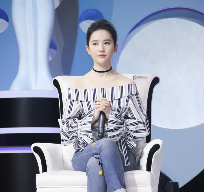 刘亦菲，170cm，那根链子戴着会不会太紧了？