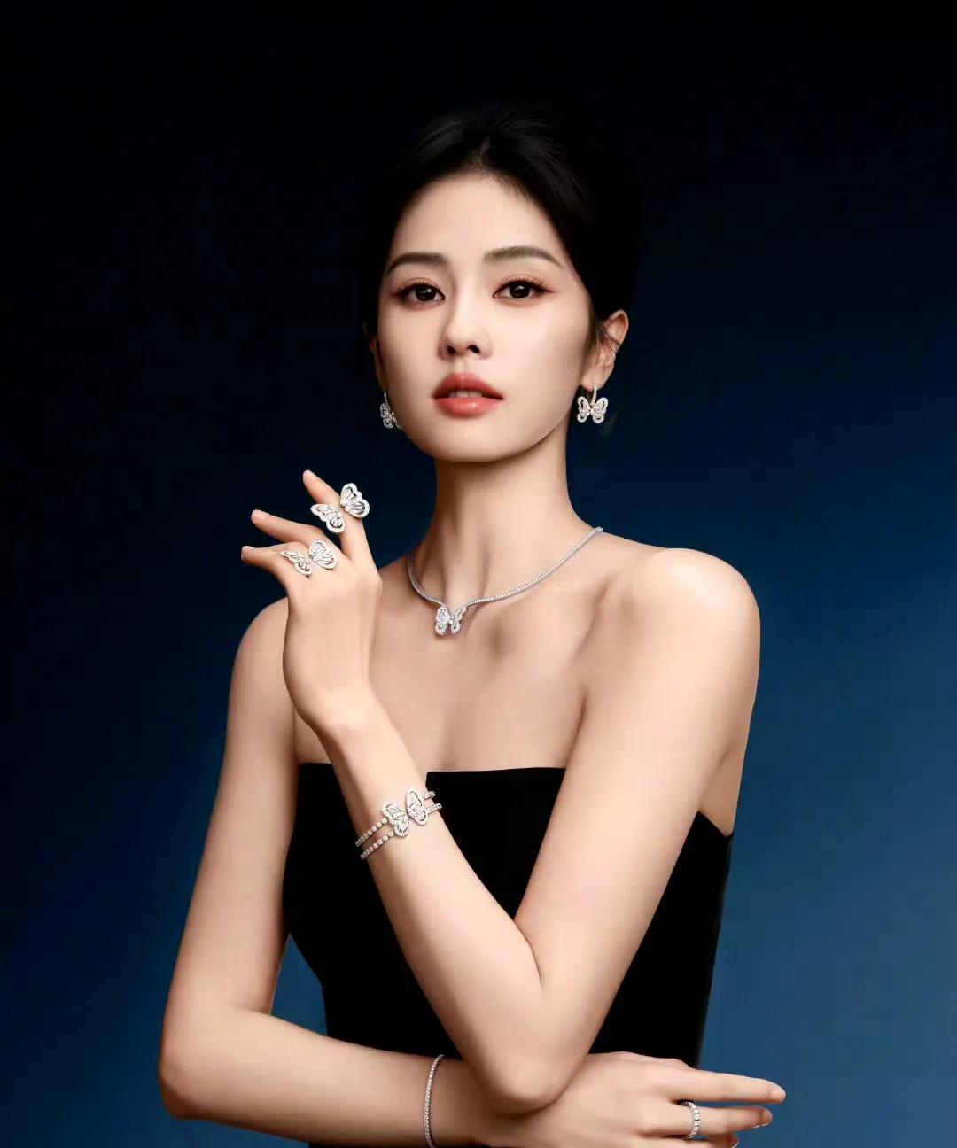 白鹿直播坦言“太瘦了”！美与健康平衡引关注
#白鹿说自己太瘦了# 你更pick哪