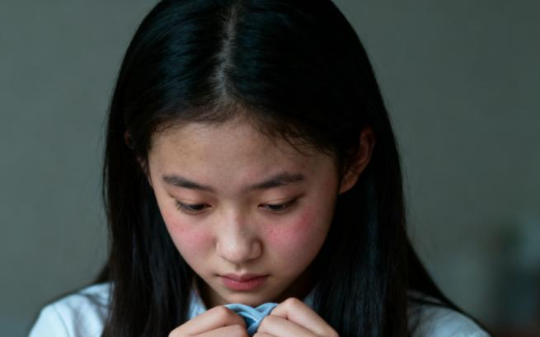 外甥女在我家借住8年，我全款给女儿买婚房后，她突然堵门问：小姨，我的嫁妆存了多少？我当场愣住……