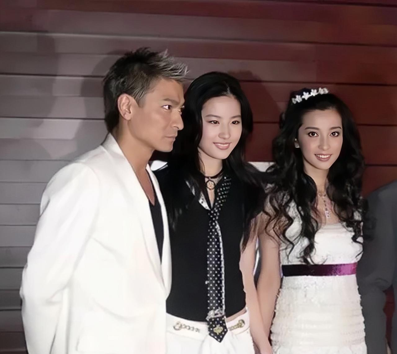 刘德华与李冰冰、刘亦菲的同框旧照，那时的刘亦菲19岁，如今刚好过去19年了。
2