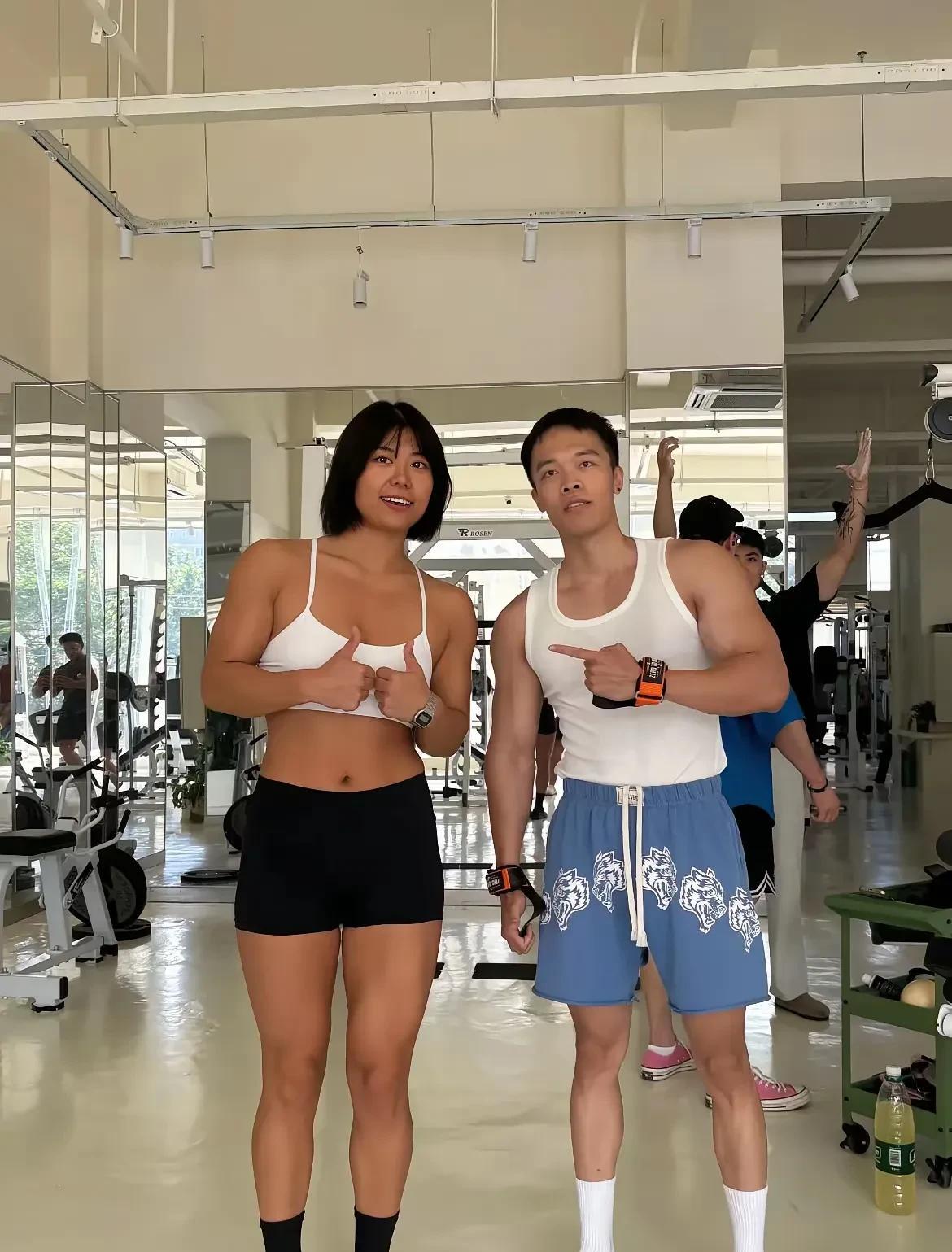 帅哥肌肉这么发达，为什么小腿这么细呀？难道好好锻炼不出来吗？