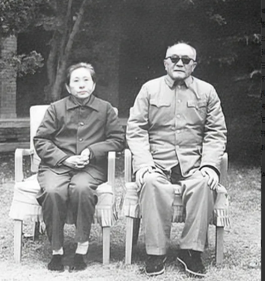 1941年，黄克诚娶了23岁的女学生唐棣华，婚前，黄克诚却对她说：“我的岗位比你