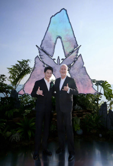 黄轩追星成功卡梅隆！合照比666超兴奋，和传奇导演同框圆梦，这份相遇记忆鲜活如昨