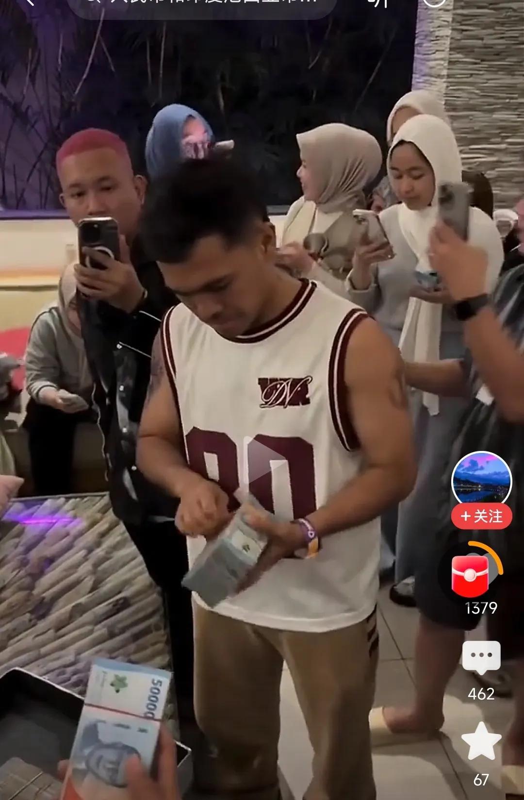 印尼动荡，反贼们自己拍了发钱视频，发到外网上……
一个头目，拉来一行李箱现钞，一