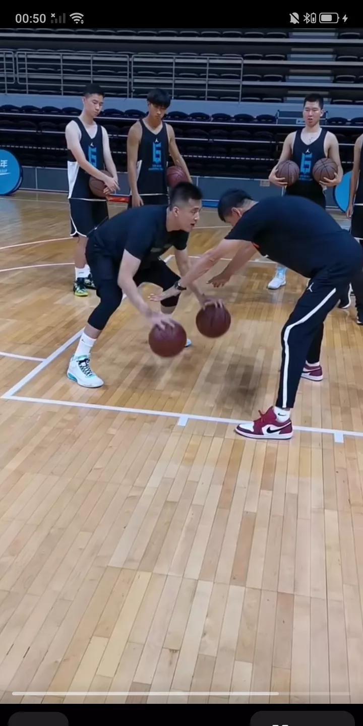 [在参加完一系列活动后，郭艾伦回到球馆在父亲陪同下继续训练，足以看出他对自己训练