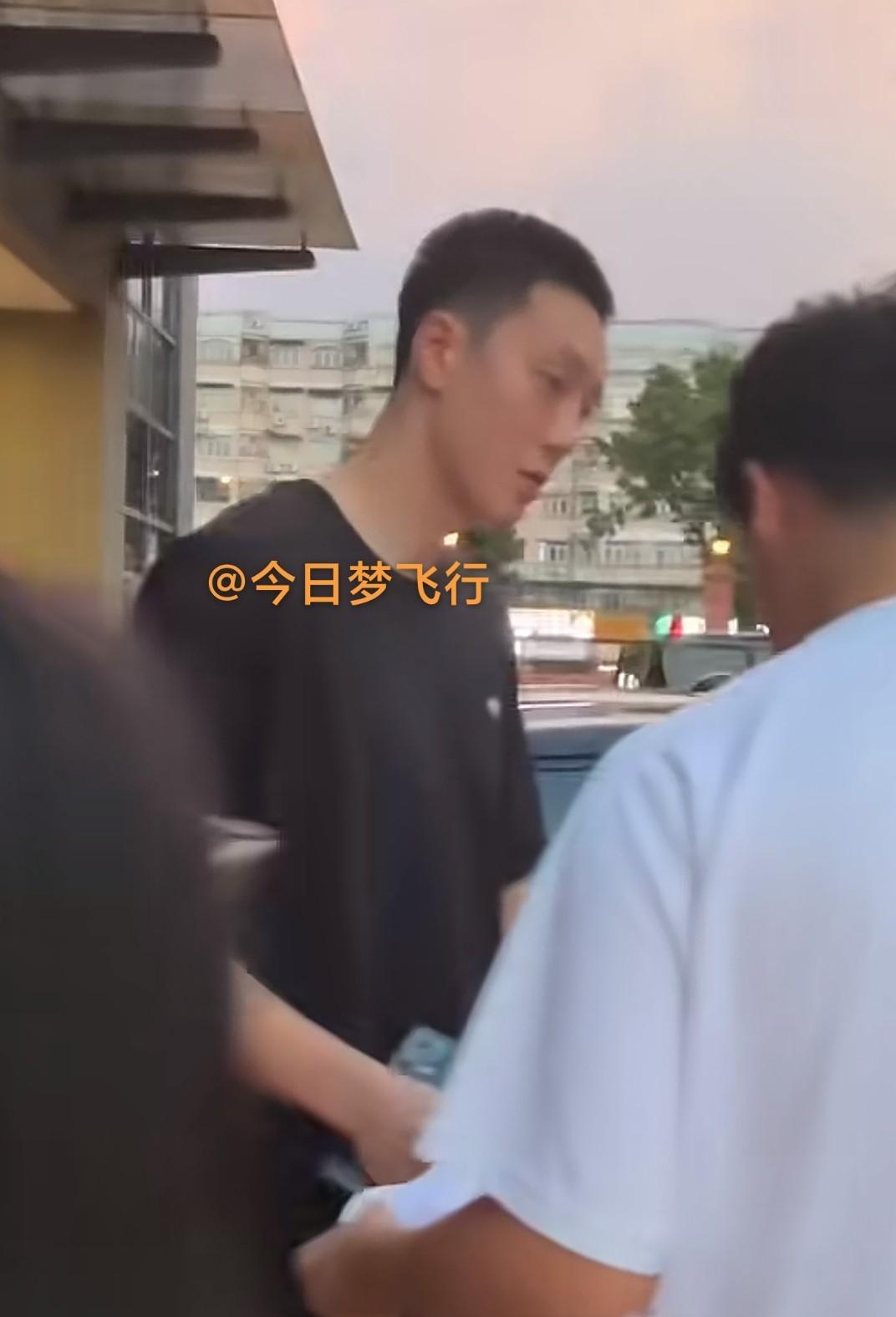 今天广东队球员忙于打卡营业！
今夭还是中秋假期，众多的球迷聚集在宏远训练馆和俱乐