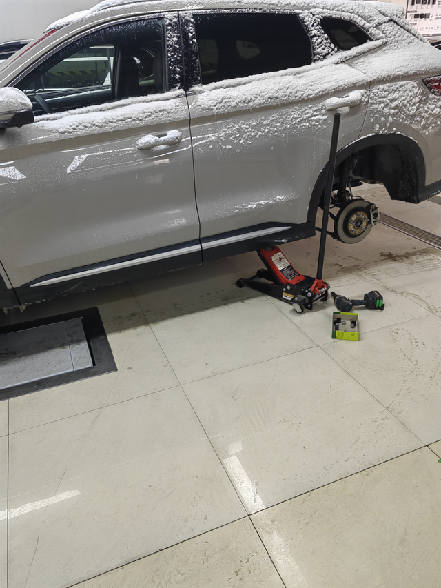 车胎被扎了，终于近距离直观感受到了悬架
这悬架看的有点小胆颤，另外车胎两个钉子，