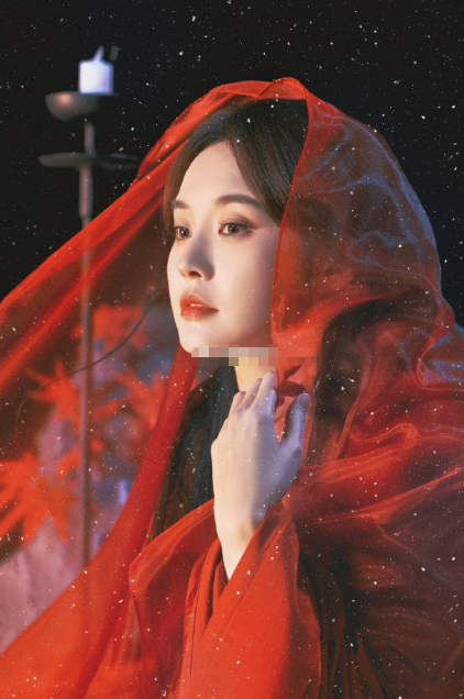 看了这组写真，已经自动脑补出一部跌宕起伏的古装剧了。红衣战袍配上她深邃的眼神，宿