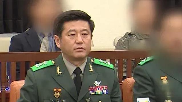 8月4日韩国内乱特别检察组传唤前韩军情报司令官卢相源接受调查。
目前以平民身份因