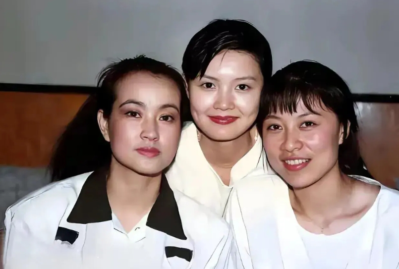 一张无美颜滤镜的老照片，刘晓庆的脸好长，额头又大又光，相貌不算美；岳红，长相也是