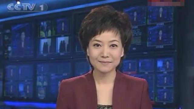 曾经的央视名嘴贺红梅，最近罕见露面，想当年她和康辉搭档主持《世界报道》，是多少人眼中的央视金童玉女