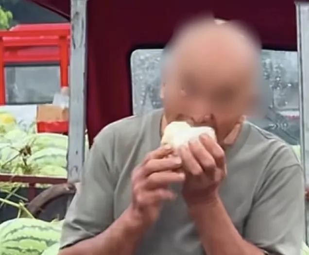 广西农民就这样辛苦的种了西瓜，然后还要等卖去，这就是农民，看到肩上的洞就知道，付