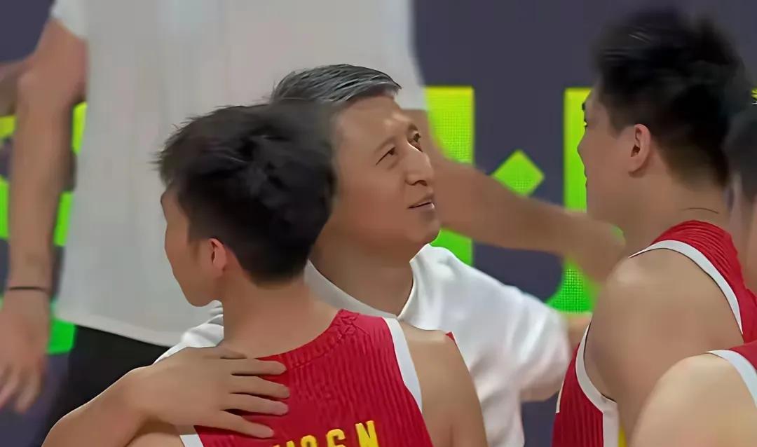 才输了1分？郭士强笑了！
看到郭士强赛后拥抱每位球员时脸上带着笑！他在场上，谁见
