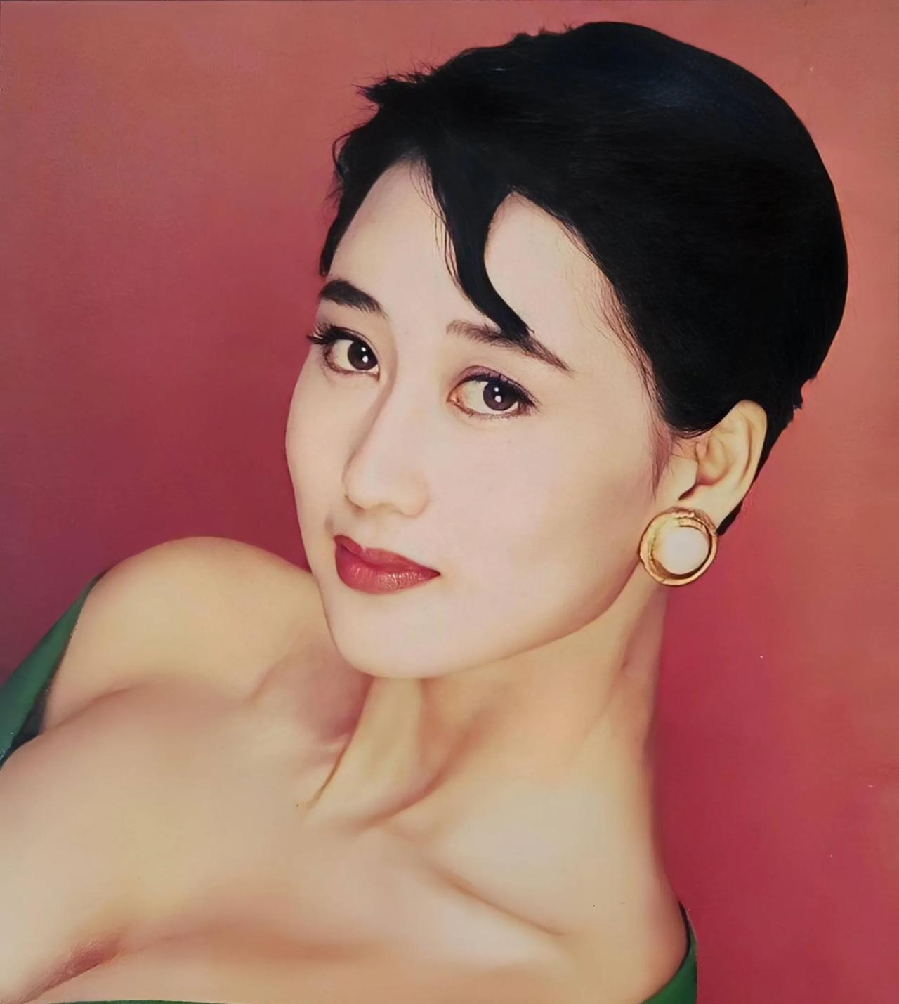 利智，这个名字在八九十年代的香港娱乐圈里可是响当当的。
她不仅是选美冠军、电影明