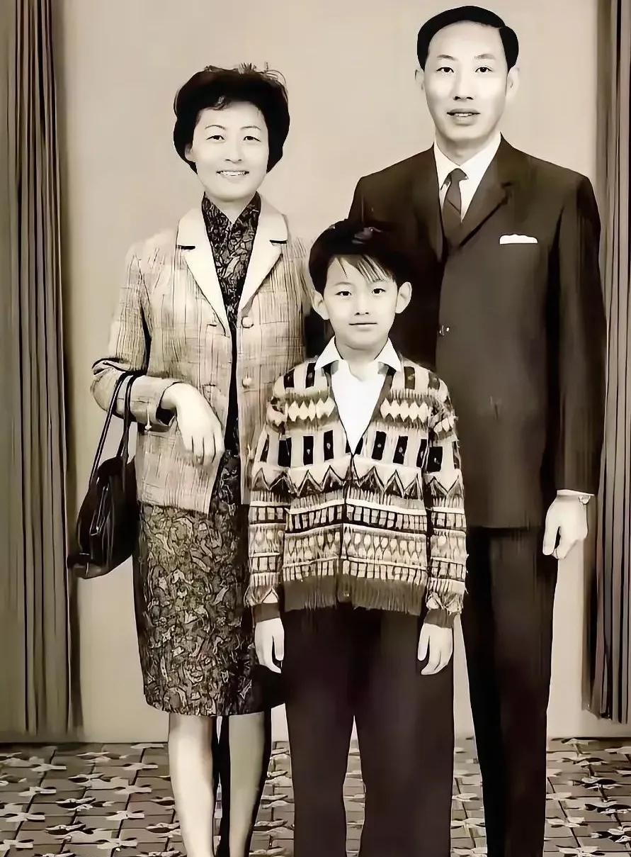 人的穿衣美学真的很重要。家里有个精致女人，生活就不会差哪儿去。看小男孩的母亲，精