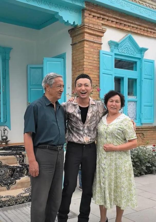 42岁尼格买提回新疆，院子里铺地毯，父亲儒雅帅气