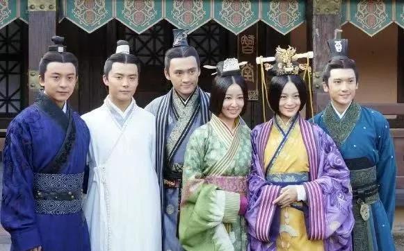 时光未改少年谊！袁弘关智斌十年重逢引全网泪目
6月19日，社交平台突然掀起一阵“