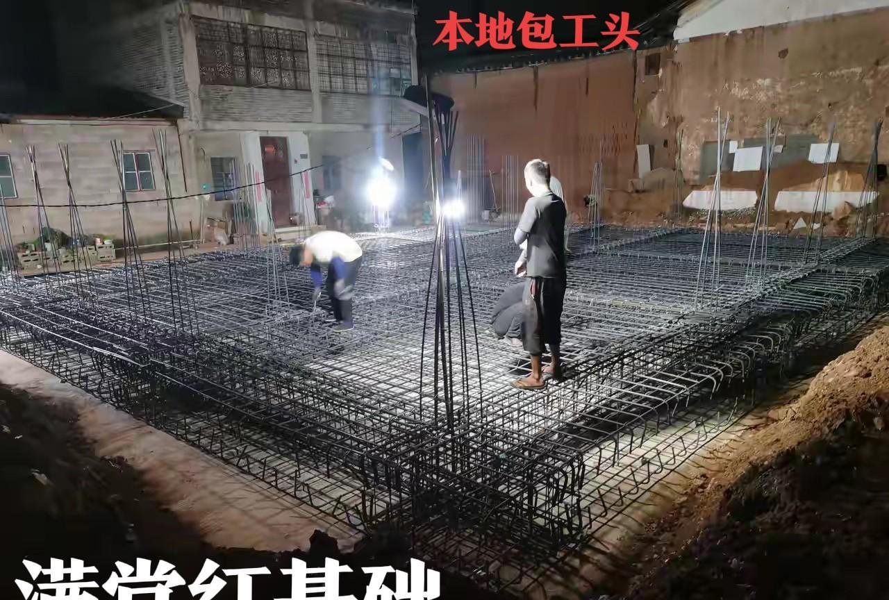村里2个邻居一起建房，又攀比上了[发怒][发怒]
都是不差钱的人，也都是满堂红的
