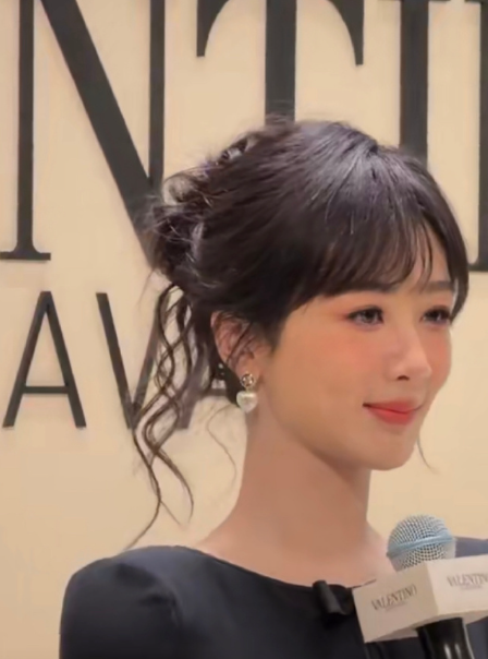 杨紫生图状态也太好了，好美的温柔千金，盘发的神