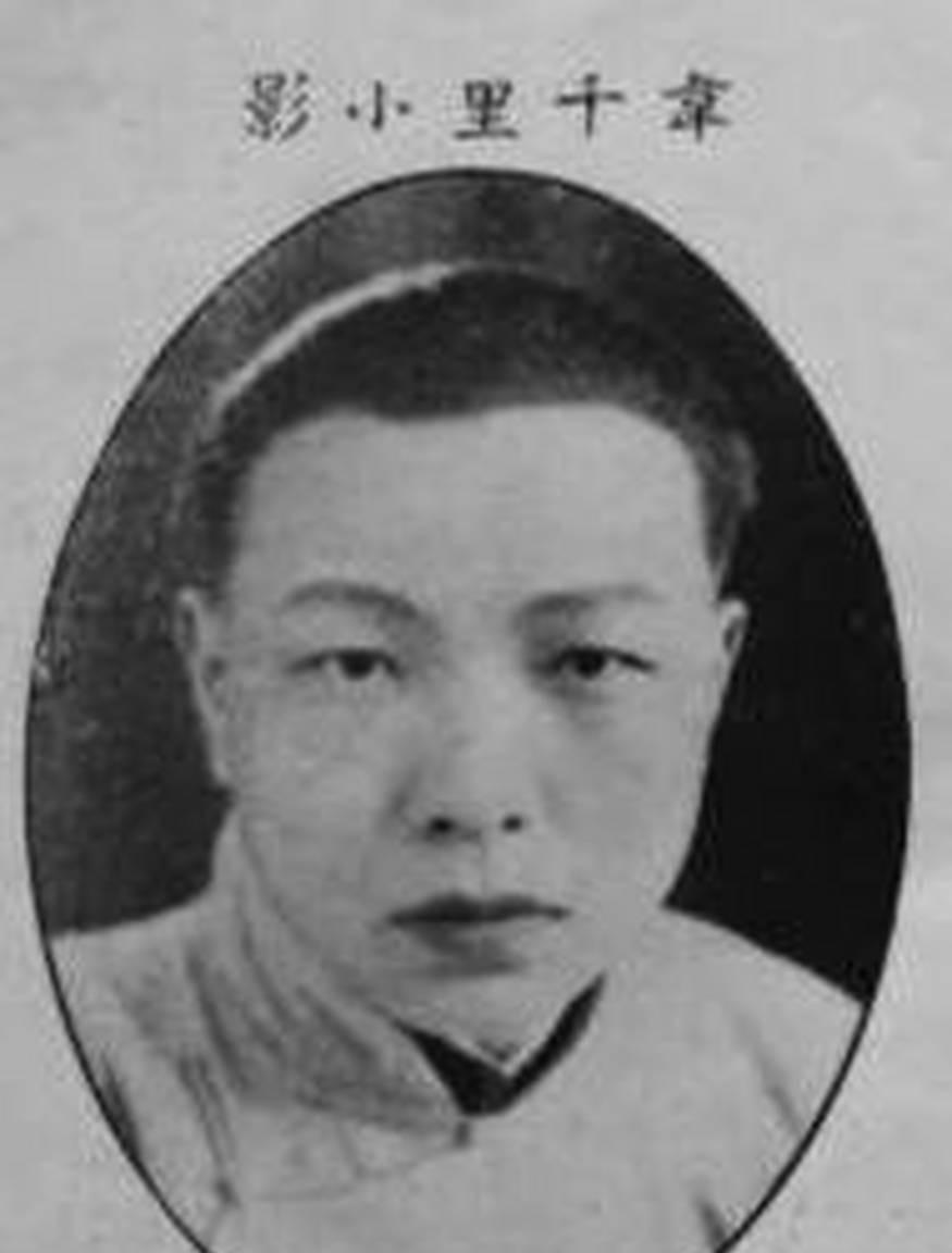 1927年，上海著名的命理先生韦石泉去世，独留一子。坊间一片唏嘘，因韦石泉早对几
