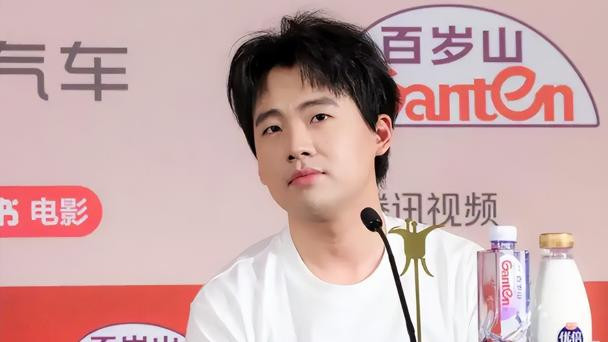 ​作为相声界的顶流，德云社无疑是当下最炙手可热的存在，岳云鹏和郭麒麟常常会被观众拿来比较