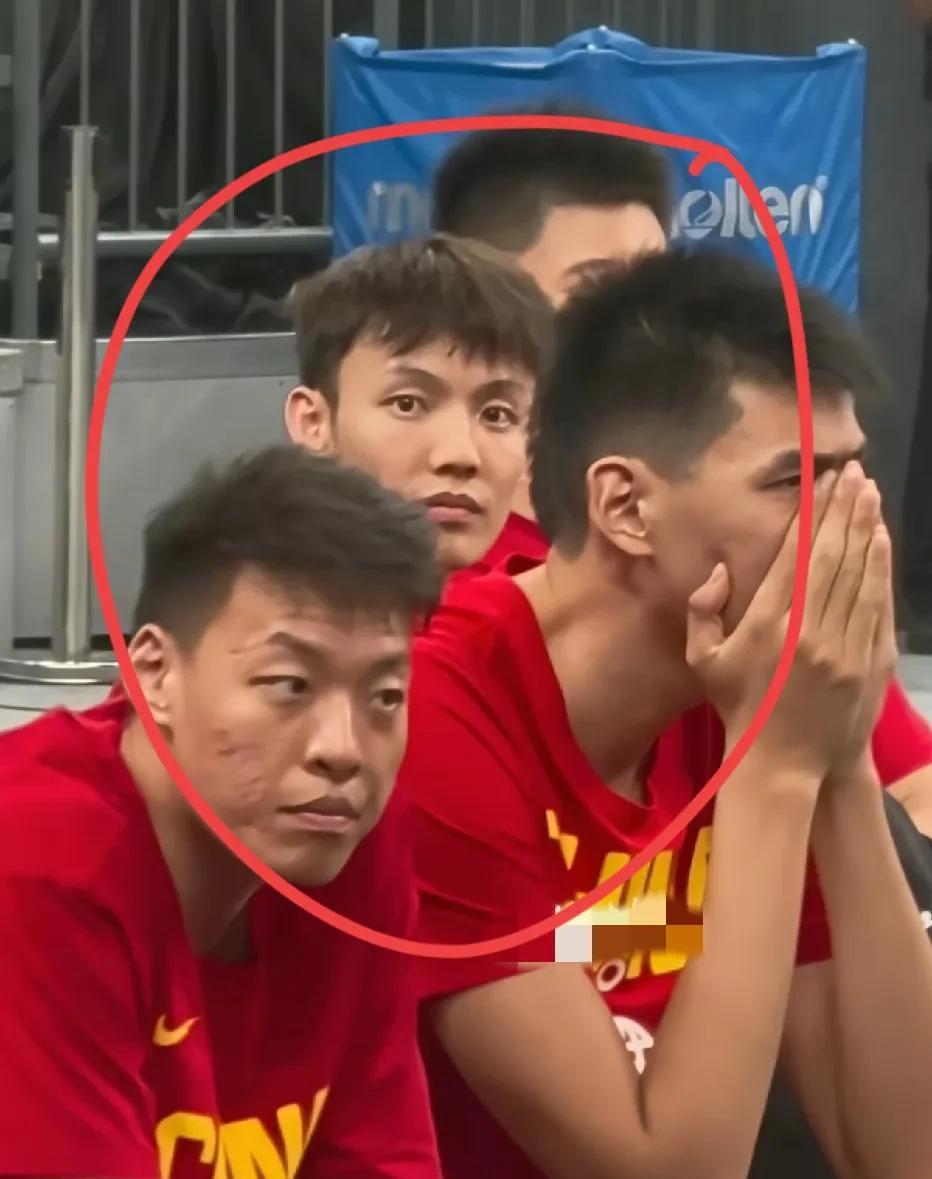 昨晚中国男篮大胜委内瑞拉队，广东男篮的徐杰和徐昕都没有出场。只有胡明轩自己一人上