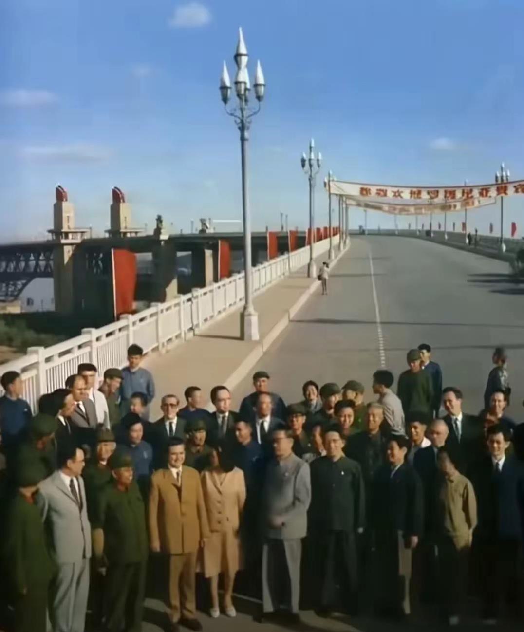 1971年，周恩来总理和随行人员在南京长江大桥合影。
南京是历史名城，南京长江大