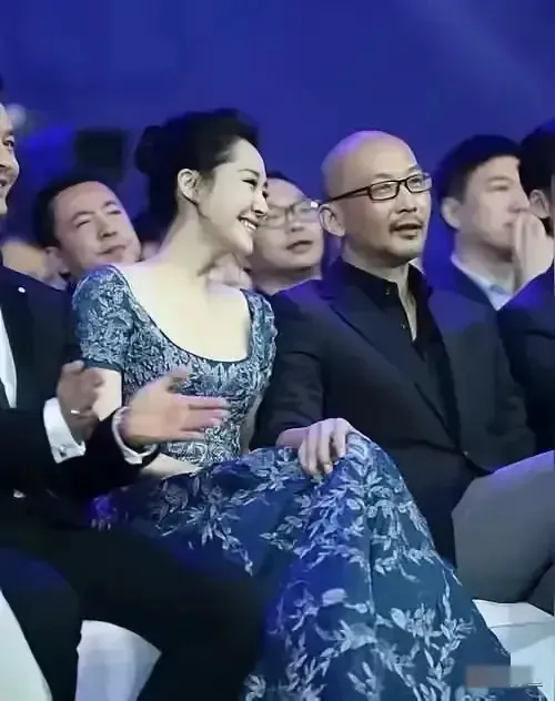 偶然刷到一则旧视频，一场活动中的小插曲让人印象深刻。活动现场，许晴正大方得体地与