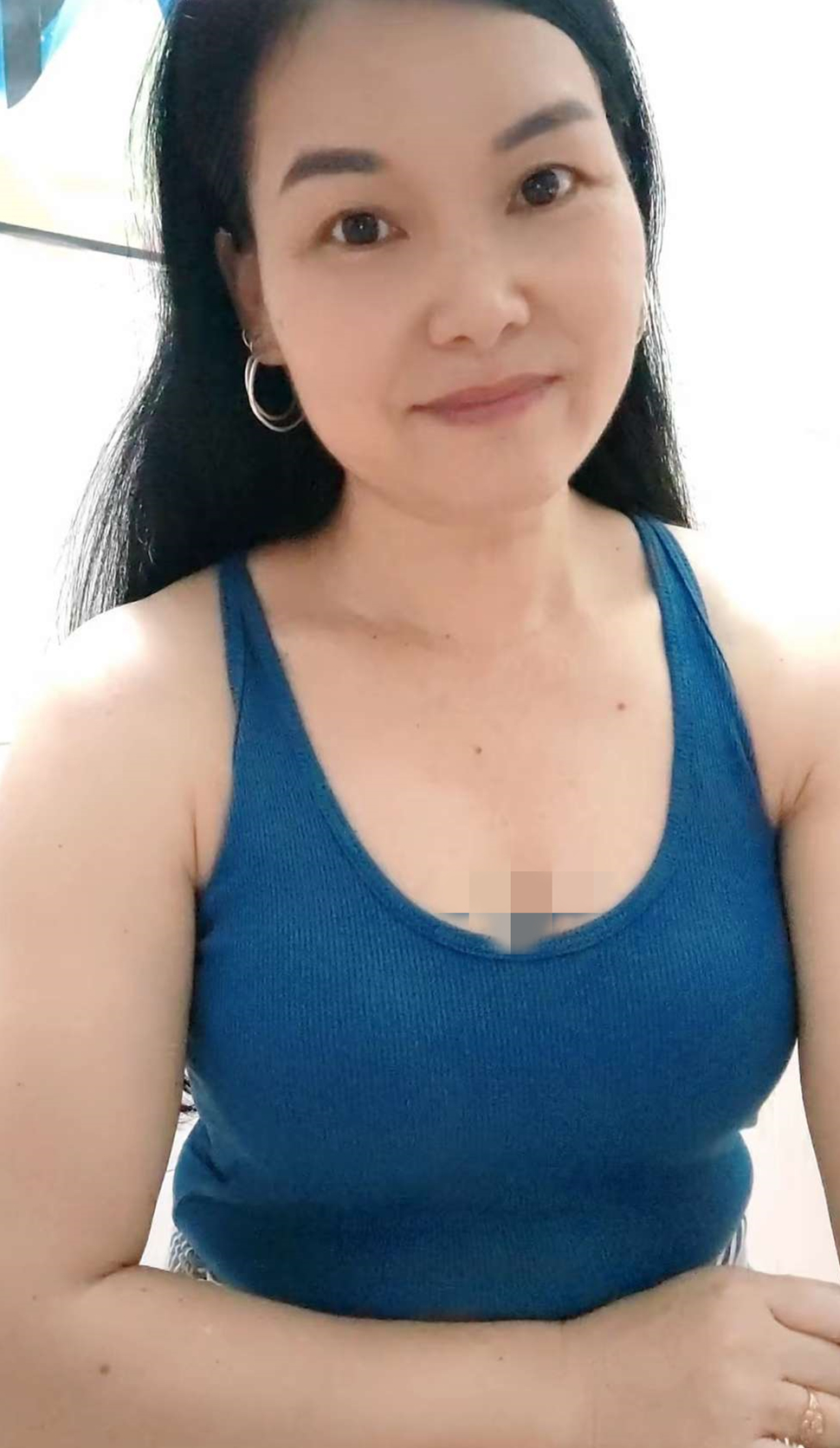 表嫂昨晚发的朋友圈，没超一分钟就删了，不过让我看到了