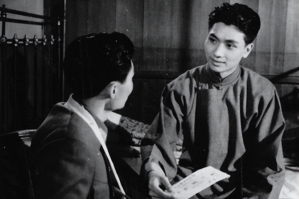 1947年，一名地主趁敌人聊天时，把绑在树上的地下党放走，新中国成立后地主被抓，