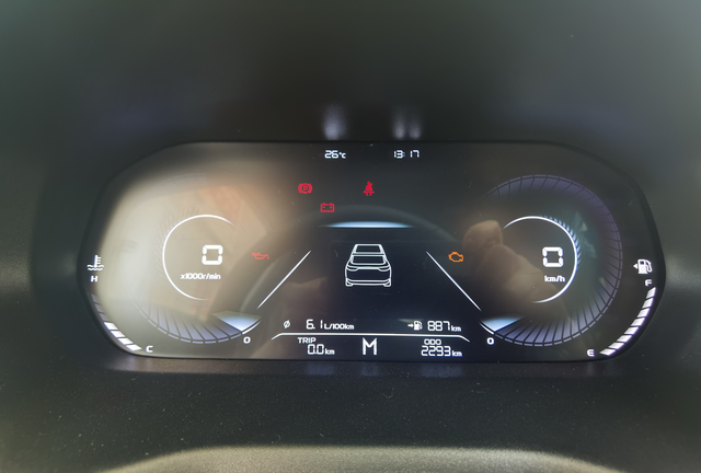 四代帝豪续航
刚加满的油，表显一箱油能跑800公里，小计公里清零，等我实测看看真