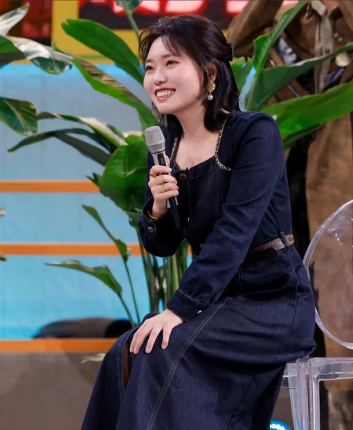 李雪琴说话，梗是一句接一句，不愧是脱口秀演员
在一个节目上调侃金志文，“怎么的呢