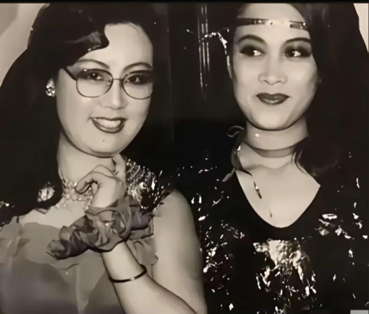 90年代，杨议的妻子孟真与那英的一张留影，那时候的她年轻貌美名气大过杨议