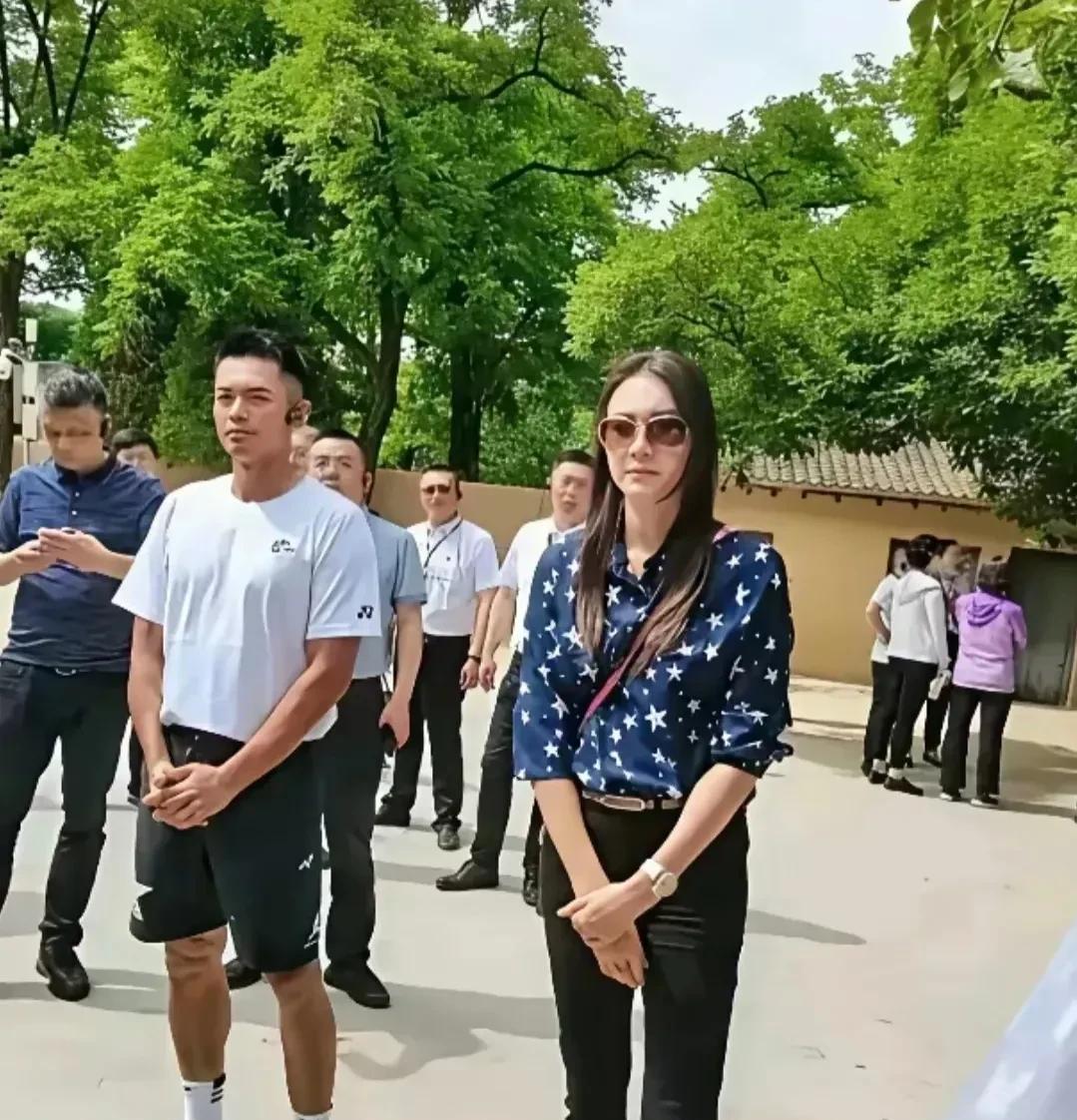 从林丹和谢杏芳的这张合影来看，两人有多么的陌路！
这哪像是一对恩爱的夫妻，分明是